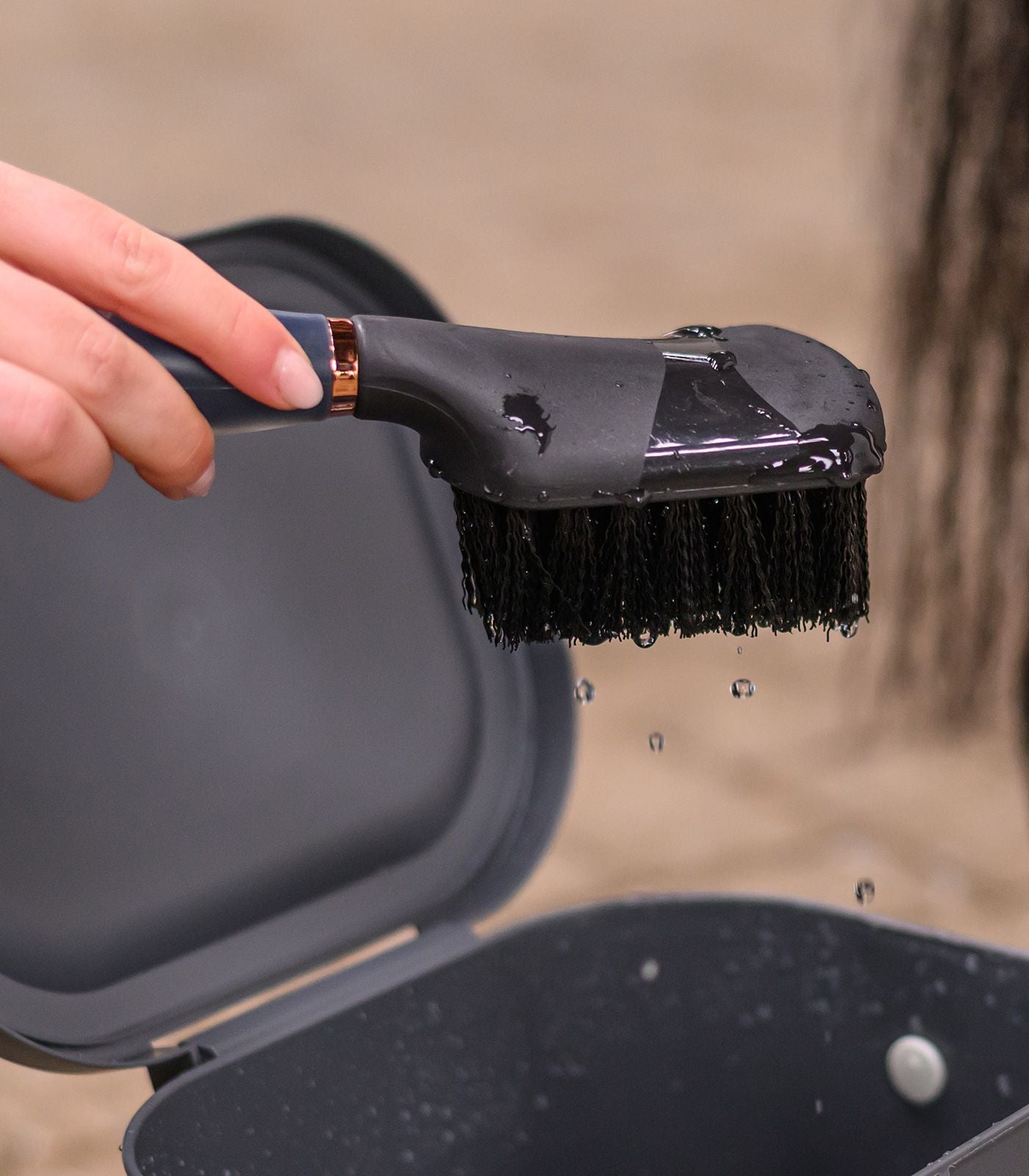 Waldhausen Bucket Brush with gel handle